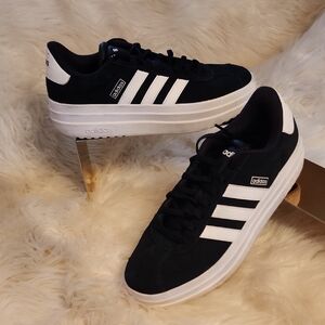 EUC.. Adidas Classic Black and White Trainers